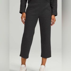 Lululemon “Ribbed Straight Super High Rise Crop” in Heathered Grey, size 8.